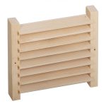 Drewniana kratka wentylacyjna Harvia z zaworem, zamontowana w ścianie sauny, wykonana z naturalnego drewna i sklejki, o prostokątnym kształcie i estetycznym wykończeniu.