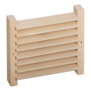 Drewniana kratka wentylacyjna Harvia z zaworem, zamontowana w ścianie sauny, wykonana z naturalnego drewna i sklejki, o prostokątnym kształcie i estetycznym wykończeniu.