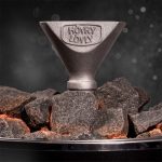 Opatentowany pojemnik do sauny Serce sauny od Höyry Finland – widok produktu gotowego do montażu w piecu saunowym, zapewniający łagodniejsze i dłużej utrzymujące się działanie pary