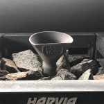 Zbliżenie na pojemnik Serce sauny ze stali nierdzewnej – fińska innowacja umożliwiająca głębszy i bardziej efektywny rozprowadzenie wody między kamieniami sauny